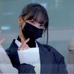 [이상형] 르세라핌 김채원 <b>출국</b>, 애교 넘치는 '심쿵 하트' ﻿﻿﻿﻿