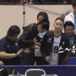 복근 테이핑하는 김연경 선수 가려주는 여자 <b>배구</b> 선수들