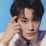 마크 일자눈썹에 <b>흑발</b>