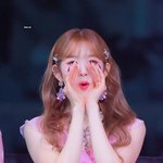 시상식에서 <b>팬</b> 카메라 발견한 아이돌이 한 일