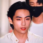 <b>뷔</b> 이쁜거야....?