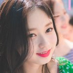 부담스럽게 <b>화려</b>한 여신의 비주얼