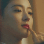 신이 조각칼 들고 <b>한참</b> 고심했겠어