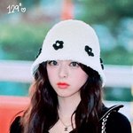있지 <b>유나</b> 공항 출국짤 봄...? 눈이 얼굴 반만해