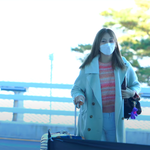 [<b>트와이스</b>] 쯔위, 공항에 나타난 천사 '하트에 녹는다'