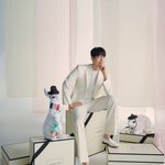 화이트 슈트 <b>장착</b>한 배우 김우빈