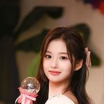 근데 <b>설윤</b> 지니는 얼굴 자체만 보면 비슷한데