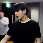 <b>칼</b>턱을 만들겠다는 정국이는