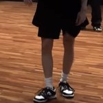 <b>슈가</b> 다리 개말랐다