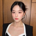 얼굴에 풀 발랐나 자꾸만 <b>시선</b>이 가
