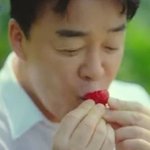 [모두드루와] 솔직히 딸기 <b>두손</b>으로 먹는거 공주병