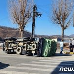 대학교 인근 <b>사거리</b>서 트럭 전복 사고