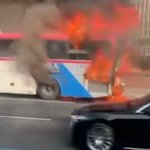 달리던 <b>광역버스</b> 불 폭발.승객들 대피