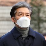 조국 1심 징역 2년 실형…법정구속은 면해
