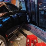 갓 면허 딴 10대 술집 <b>돌진</b> 손님 2명 부상