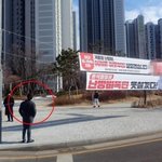 사람 목 높이에 설치된 현수막 끈에 <b>성악</b> 전공 대학생 목 다쳐