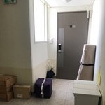 <b>앞집</b> 신혼부부가 복도를 개인용도로 사용합니다