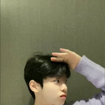 애기같은 얼굴에 그렇지못한 어깨 이거 뭐임