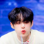 김지웅 <b>살짝</b> 펌 들어간 머리 보고싶다