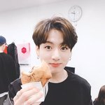 이 얼굴을 보고 어떻게 <b>주접</b>을 안 떨어