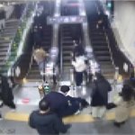 지하철역서 쓰러진 여성…<b>시민</b>들이 구했다 “몸이 먼저 반응”