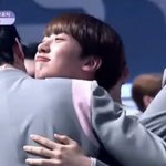 이거 누가 <b>안아</b>주는거야..?