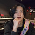 [방탄소년단] 왤케 <b>그윽</b>하게 쳐다보는거?