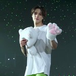 [NCT드림] 이제노  핑쿠젤리 <b>앞발</b>끼고있는것봥