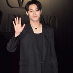 가방은 들어야하고 볼하트 <b>포즈</b>도 해야하고