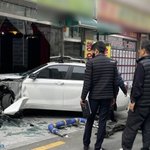 여성이 몰던 승용차 미용실로 <b>돌진</b>