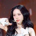 <b>경이</b>로운 비주얼의 여자 아이돌