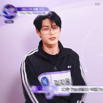 <b>김지웅</b> 안경 왜케 잘생김 ㅠㅠ