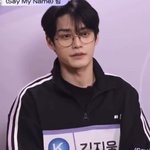 <b>김지웅</b> 안경 미쳤냐