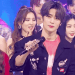 재현 <b>뒤</b>에 여<b>돌</b> 이쁜데 누구야?