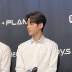 <b>한빈</b>이 넥타이랑 블레이저 둘다 안했는데