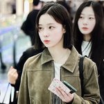 <b>팬들</b>이 준 편지지 들고가는 <b>윈터</b>