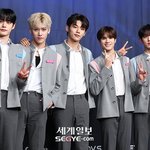 리키 기사사진에서 <b>주머니</b>에 손 넣은 거 봄?