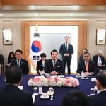 대통령과 일본인 <b>참석자</b>들이 나눈 이야기를 전부 기록했다며 수첩을...