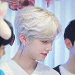 <b>리키</b> 머리가 더하얘진거같은데