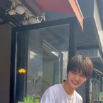 김규빈이 웃으면서 손 뻗는 <b>상대</b>