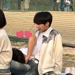 김규빈이..<b>한유진</b> 무릎위에 누웠댄다