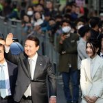 尹부부 찾은 서문시장 1만여명 운집…尹 "절로 힘나…<b>초심</b> 되새겨"