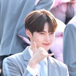 근데 <b>한</b>빈이 이거 <b>손</b>모양 무슨뜻임