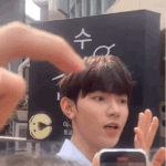 <b>손목</b> 꺾어가면서 하트 해주는 장하오..
