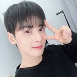 <b>각도</b>의 중요성 따위는 없는 차은우 셀카 ;;