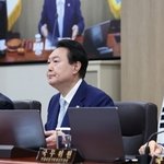 여행다니느라 힘들어서 앉아서 근무하나보다
