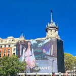 제니 밀라노랑 마드리드에 샤넬 <b>외벽</b>광고 걸린거 본새난다