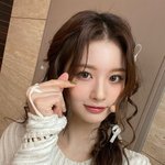 <b>설윤</b> 얼굴선 얇은편임?