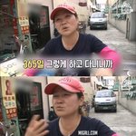 찜통<b>더위</b>에도 장갑을 벗을 수 없는 여자