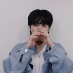 지민이 커피 <b>두손</b>으로 마시기
